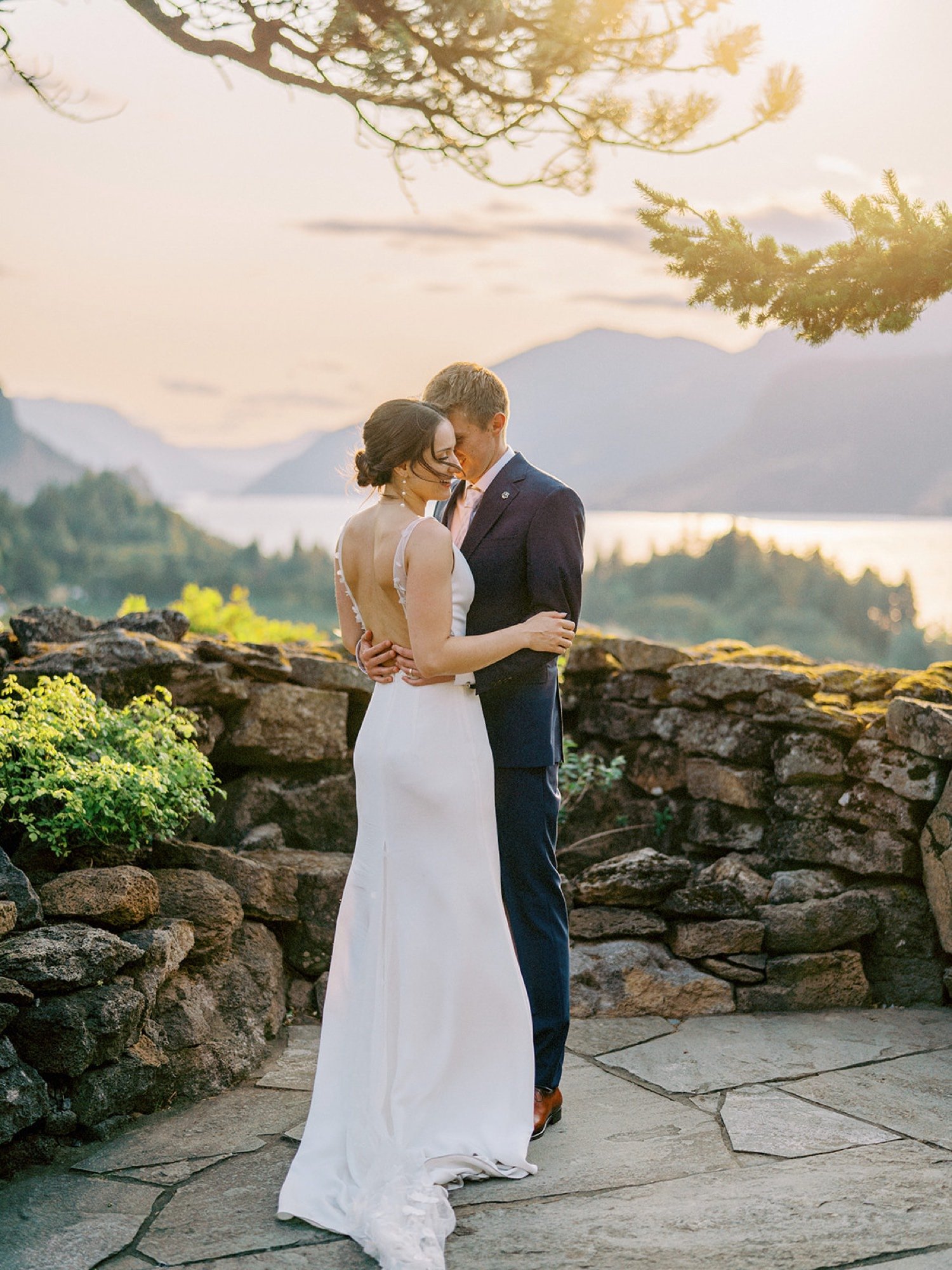 001_sunset wedding portrait overlooking the Hood River at the Griffin House wedding venue in Oregon.jpg