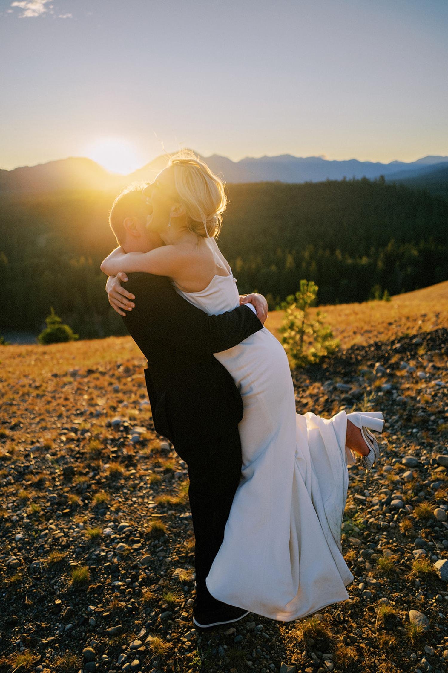 015_sunset cliffside wedding portrait at Suncadia Resort by Ryan Flynn Photography.jpg