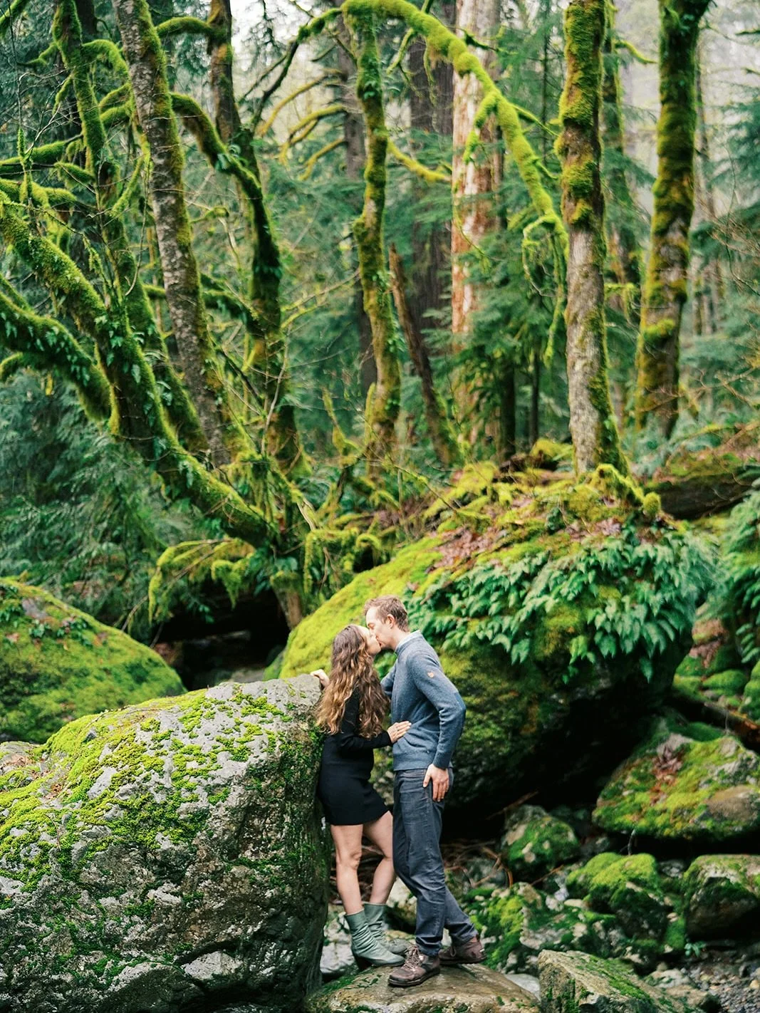 Headed back to Hood River to document these beautiful people this weekend. Things have been a blur lately&hellip; sending out previews, culling, editing like mad, and loving the photos from this season.
.
.
.
#pnwwedding 
#seattlewedding 
#portlandwe