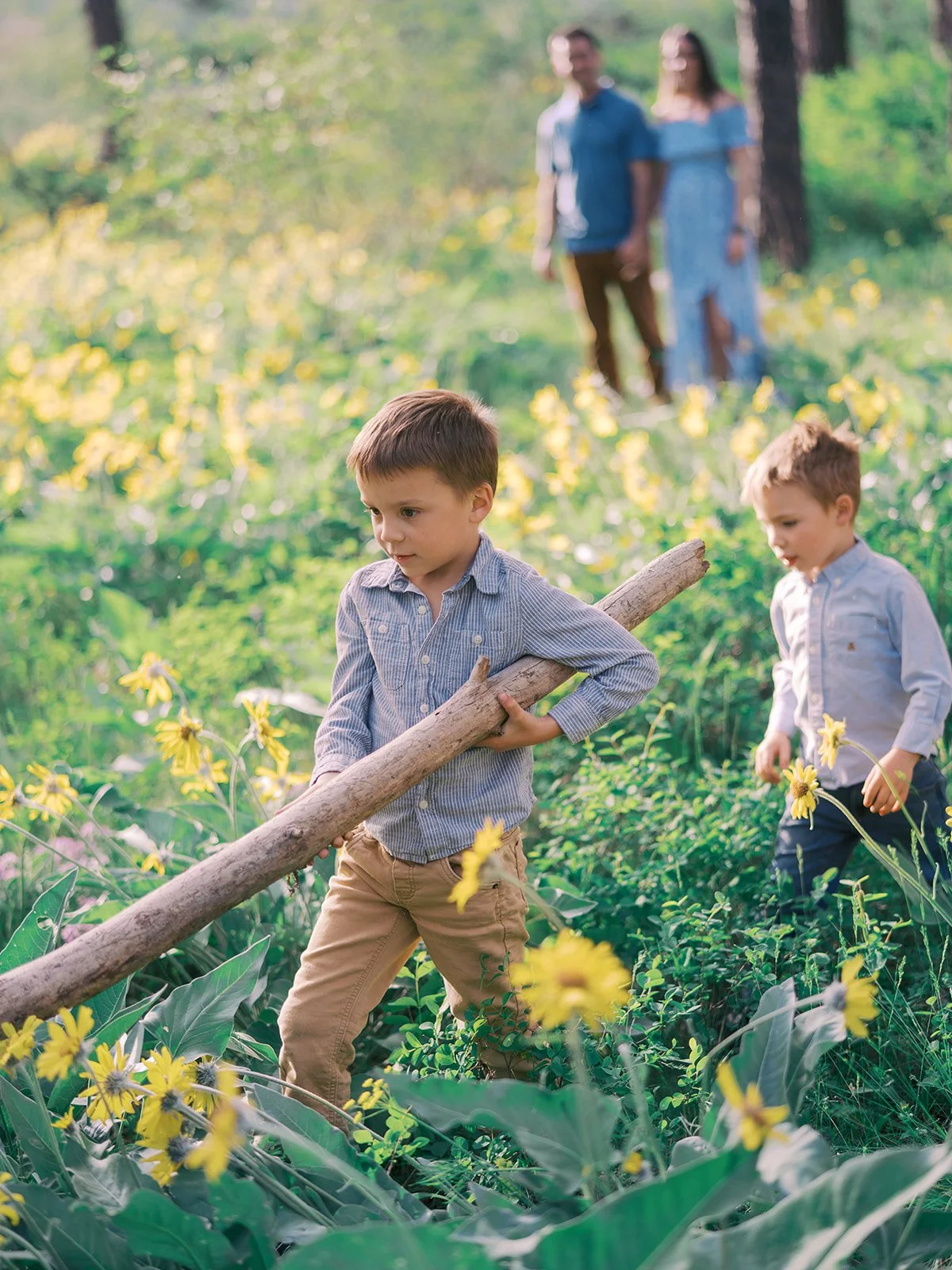 a natural candid family portrait in Spokane, WA by best Spokane and Coeur d'Alene family photographer Ryan Flynn 