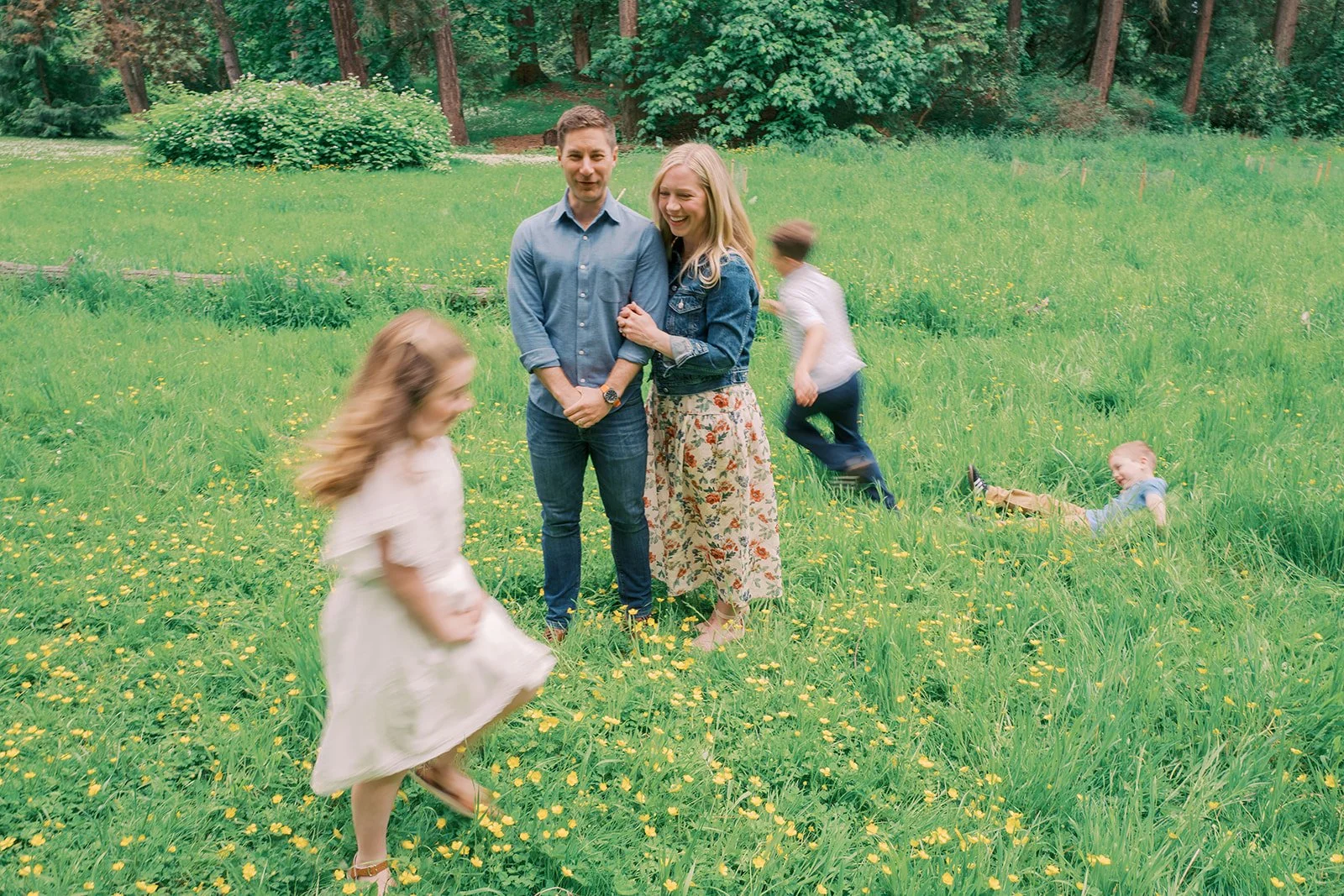 colorful and natural unposed family portraits in Seattle by Ryan Flynn Photography