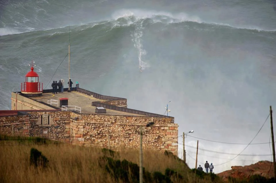 Surfer: Garrett McNamara // Photo: Tó Mané