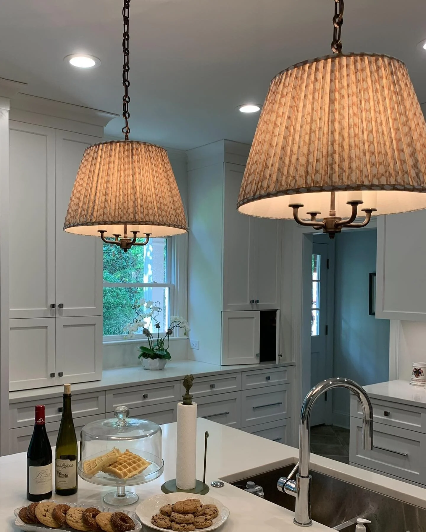 My client is thrilled with her new kitchen - functional layout, beautiful cabinets and countertops. But what makes the kitchen exquisite are the island pendants - Fermoie covered shades with lovely bronze chain🙌. #spellacyschroederinteriors #kitchen