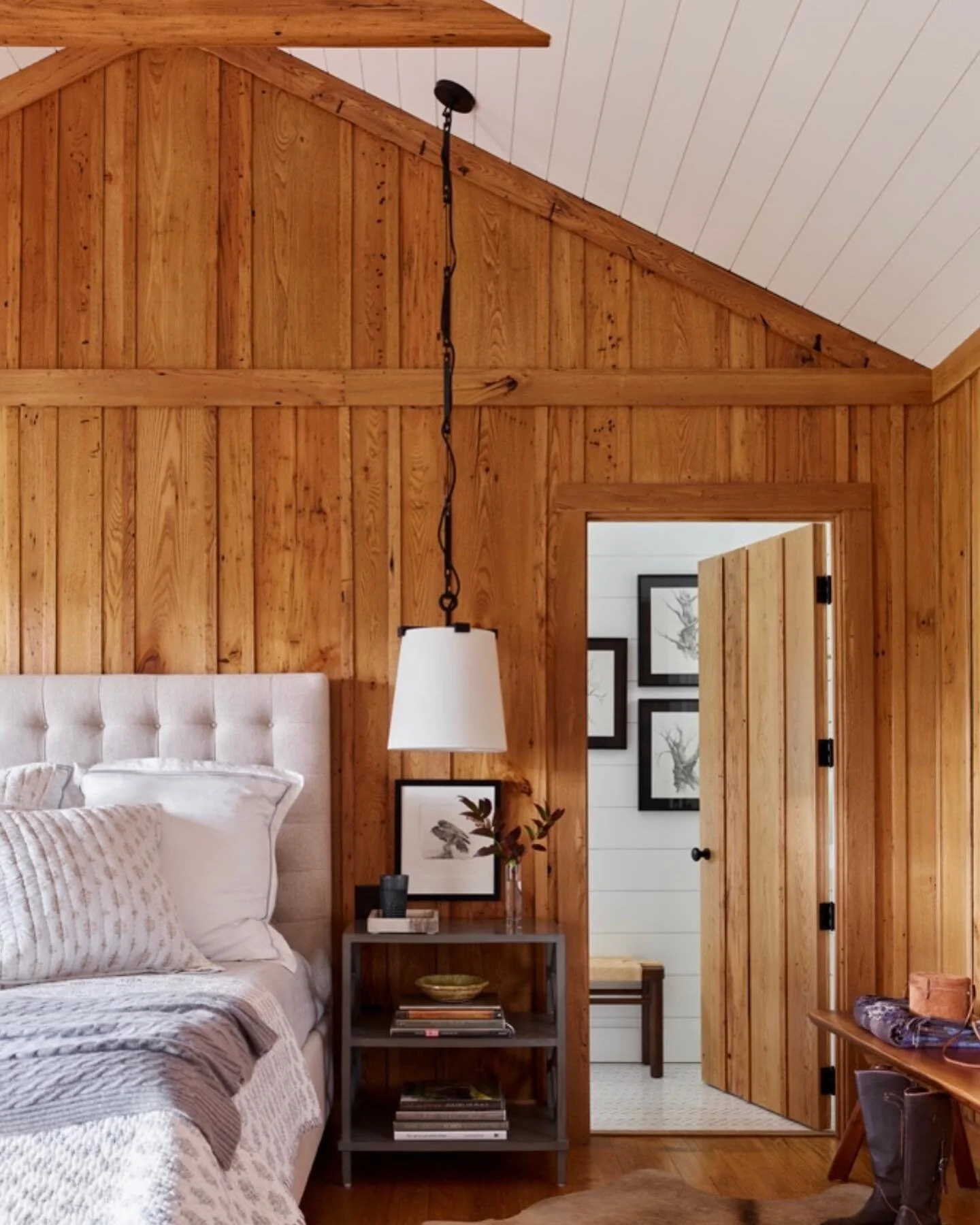 Bedroom bliss💚 #spellacyschroederinteriors #weekendretreat #gooddesignisforever #cabin #simplisityatitsfinest #mountaincabin #emilyfollowillphotography📸