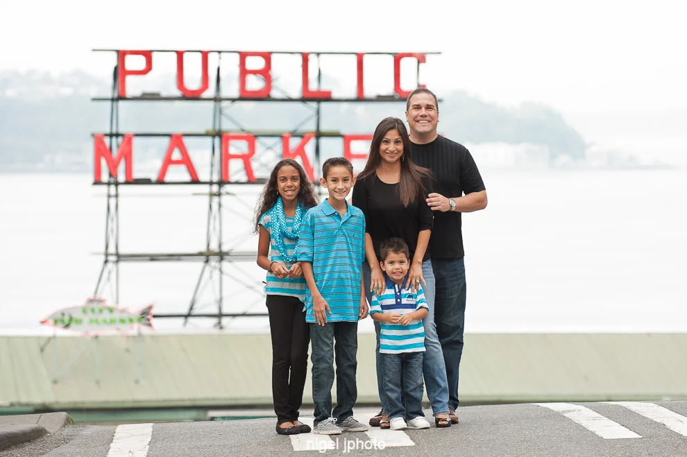 seattle-family-photography-pike-place-public-market-sign.jpg