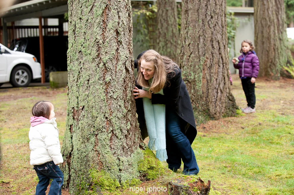 candid-mom-daugher-playing-hide-and-seek-seattle .jpg