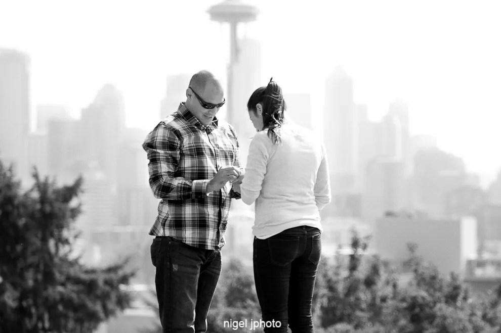 engagement-kerry-park-seattle-space-needle-putting-on-ring-3.jpg