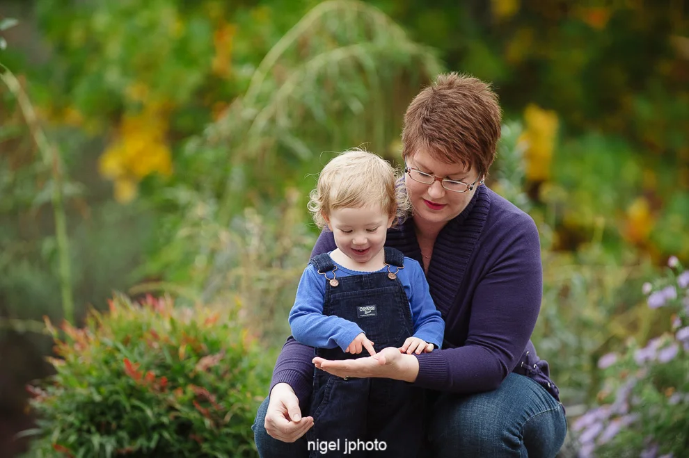 little-girl-and-mother-fall-colors-seattle-eastide-photography.jpg
