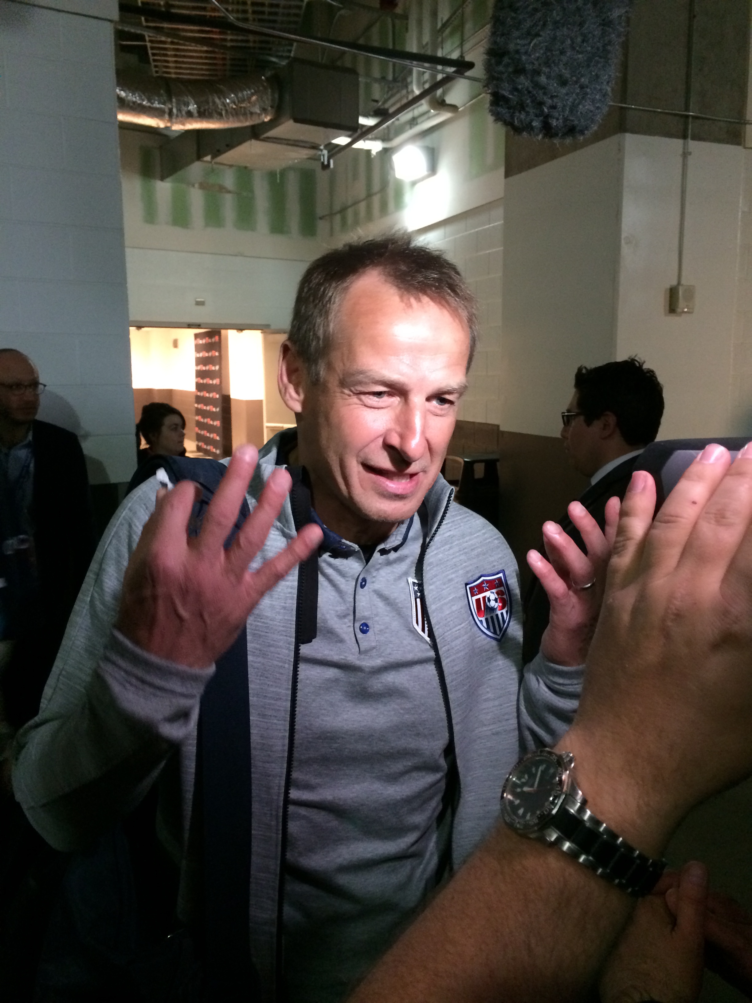 Jurgen with very German hands. Dat sweater though. I want. Another Rog Bennet appearance. 