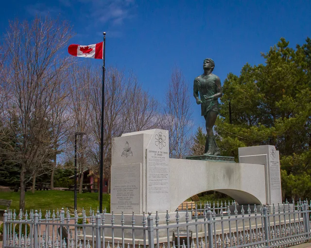 Terry Fox Memorial, Thunder Bay, Ontario, Canon 7D with Canon EF-S 18-200mm @ 24mm, 1/8000s @ f/11, ISO 1600