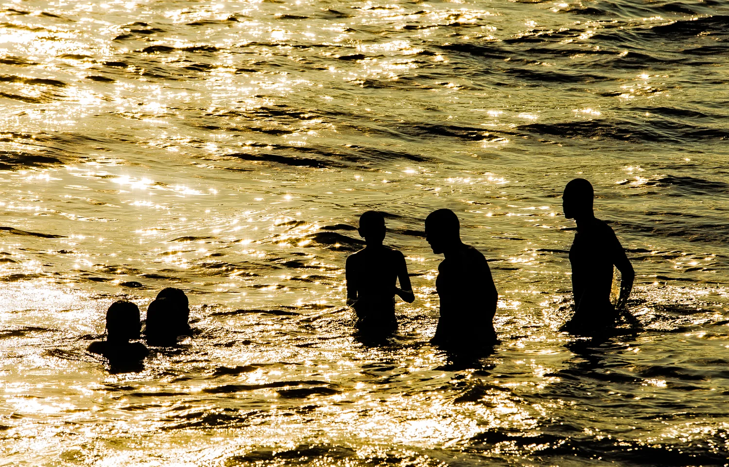 Banho de mar no pôr do sol de Ipanema