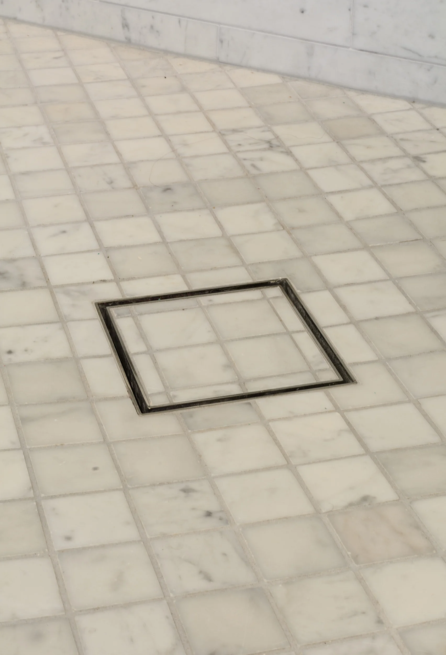 Shower drain: a discreet square design