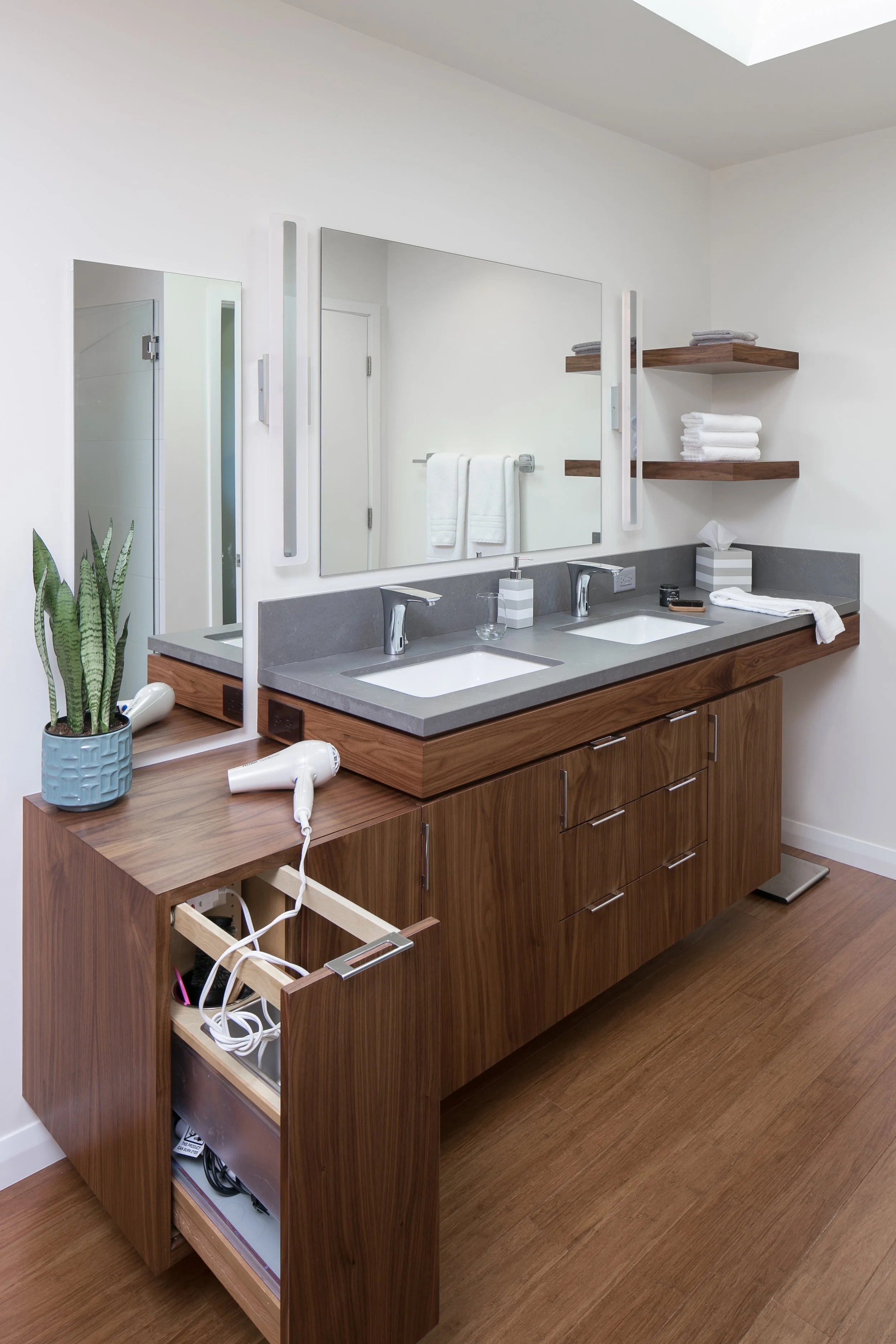Double vanity with functional storage
