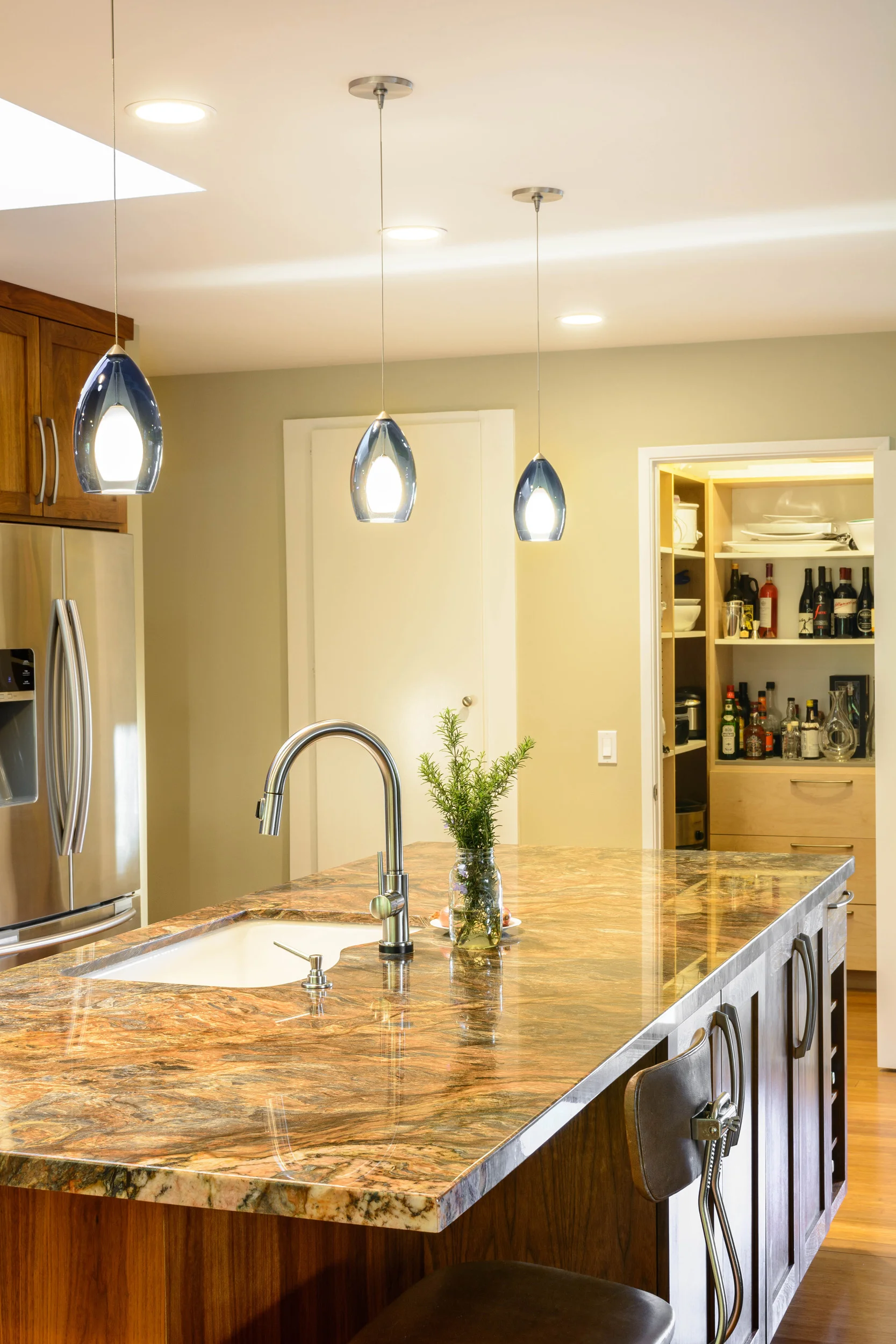 Kitchen island with sink and bar seating for one: a nice way to mingle