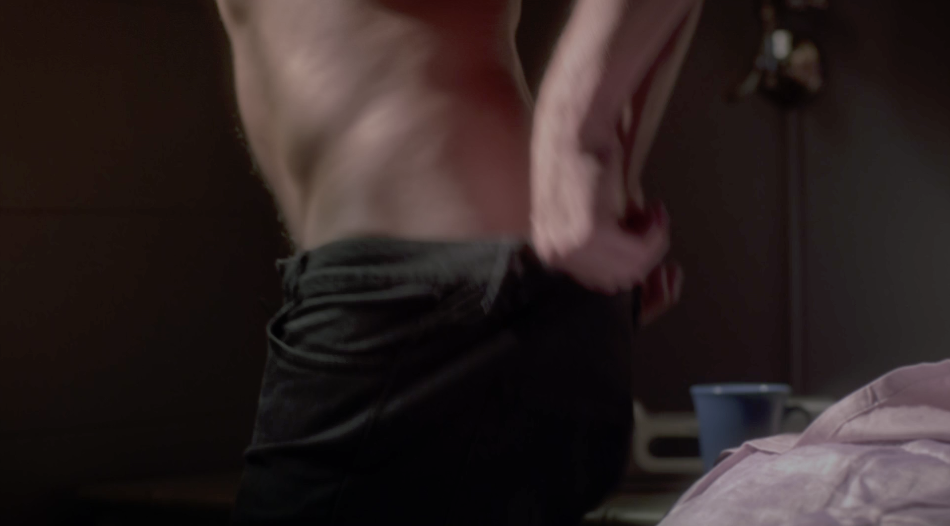 Midway through s06e20, Caleb gets dressed after some Spaleb sex. He does not appear to be wearing underwear.