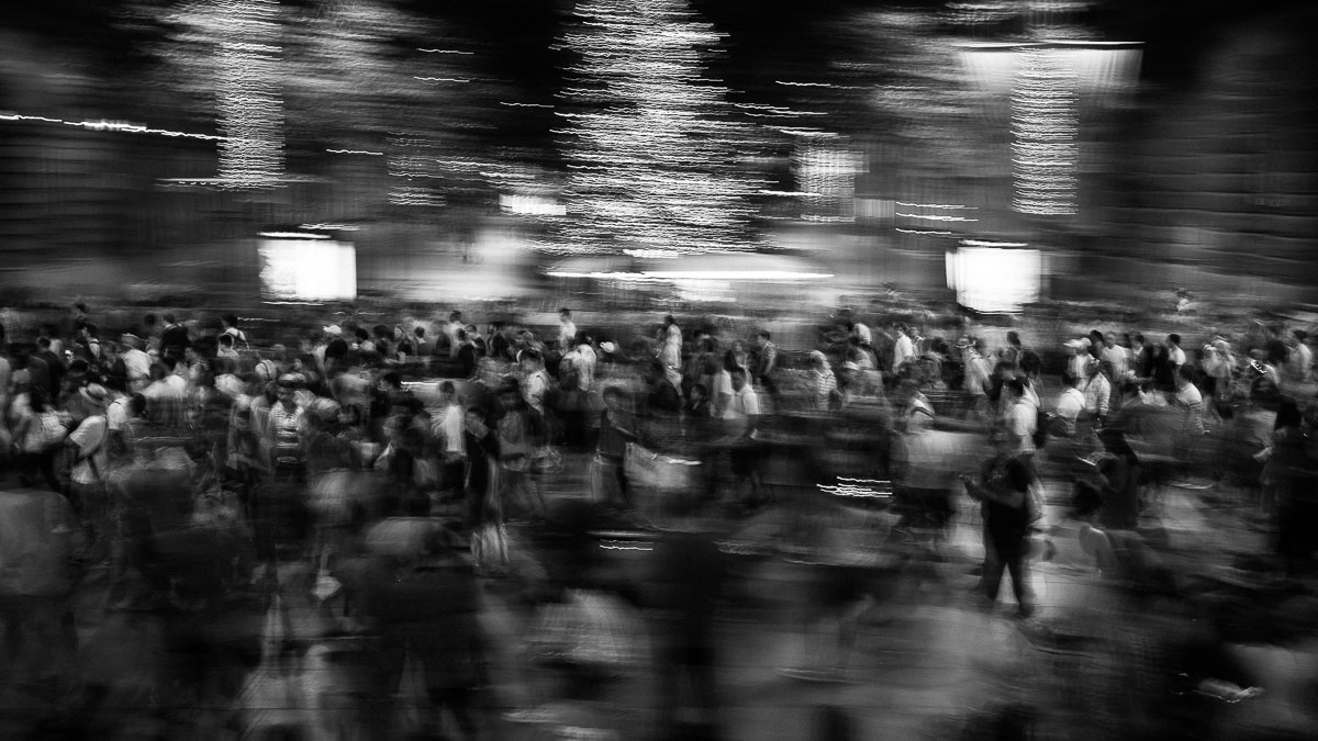  Long steams of people walking to public transport. It was chaos. Due to earlier storms the train network broke down. Some people had to walk 2km from Circular Quay to central and still not get on a train. 