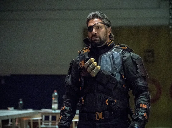 arrow-season-6-photos-15.jpg