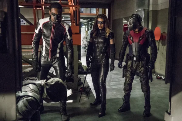 arrow-season-6-photos-171.jpg