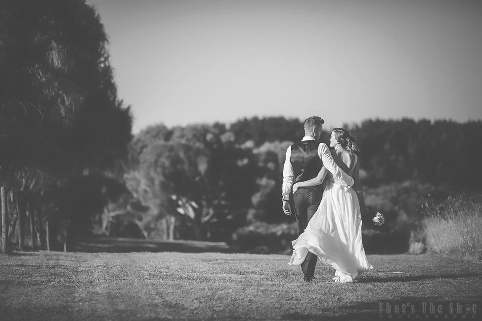   Wedding at Bear Gully Coastal Collages in Victoria by Melbourne Wedding Photographer.  