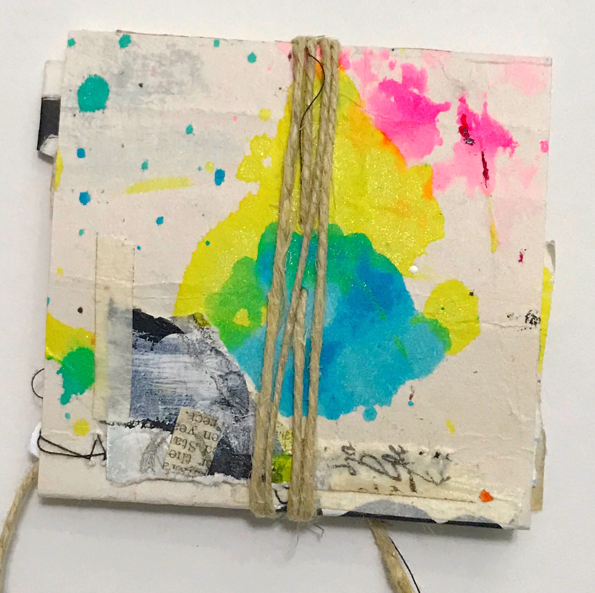 Mixed media art by Roben-Marie Smith #robenmarie #robenmariesmith #collageart #collage #minibooks #minijournals #scrapsampler #techsavvyartist #the100dayproject #100daysofworkingsmall