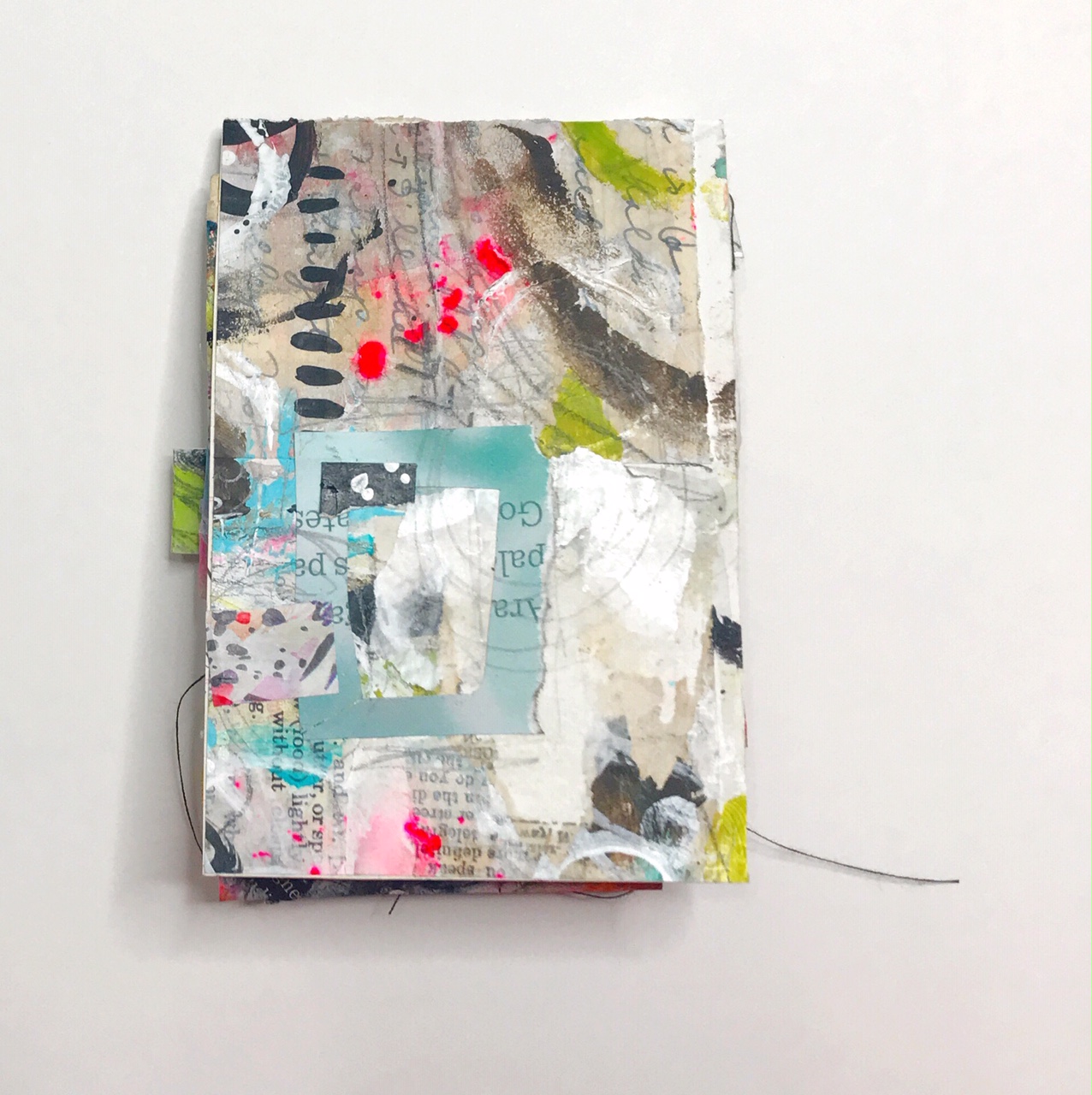 Mixed media art by Roben-Marie Smith #robenmarie #robenmariesmith #collageart #collage #minibooks #minijournals #scrapsampler #techsavvyartist #the100dayproject #100daysofworkingsmall