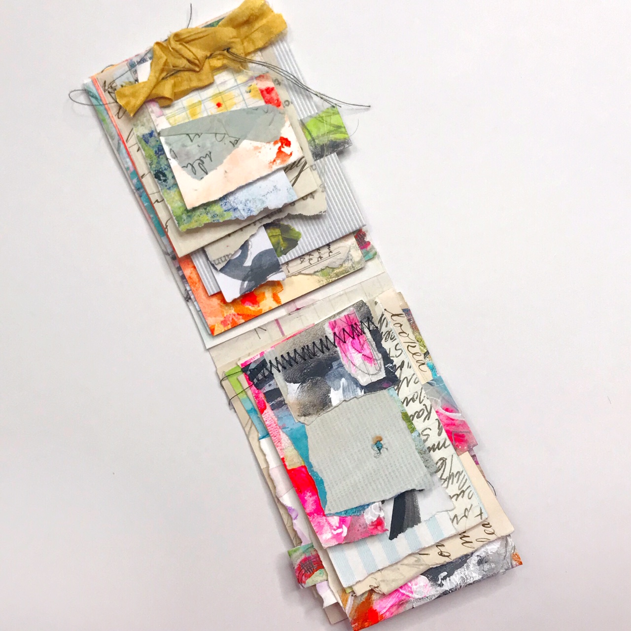 Mixed media art by Roben-Marie Smith #robenmarie #robenmariesmith #collageart #collage #minibooks #minijournals #scrapsampler #techsavvyartist #the100dayproject #100daysofworkingsmall