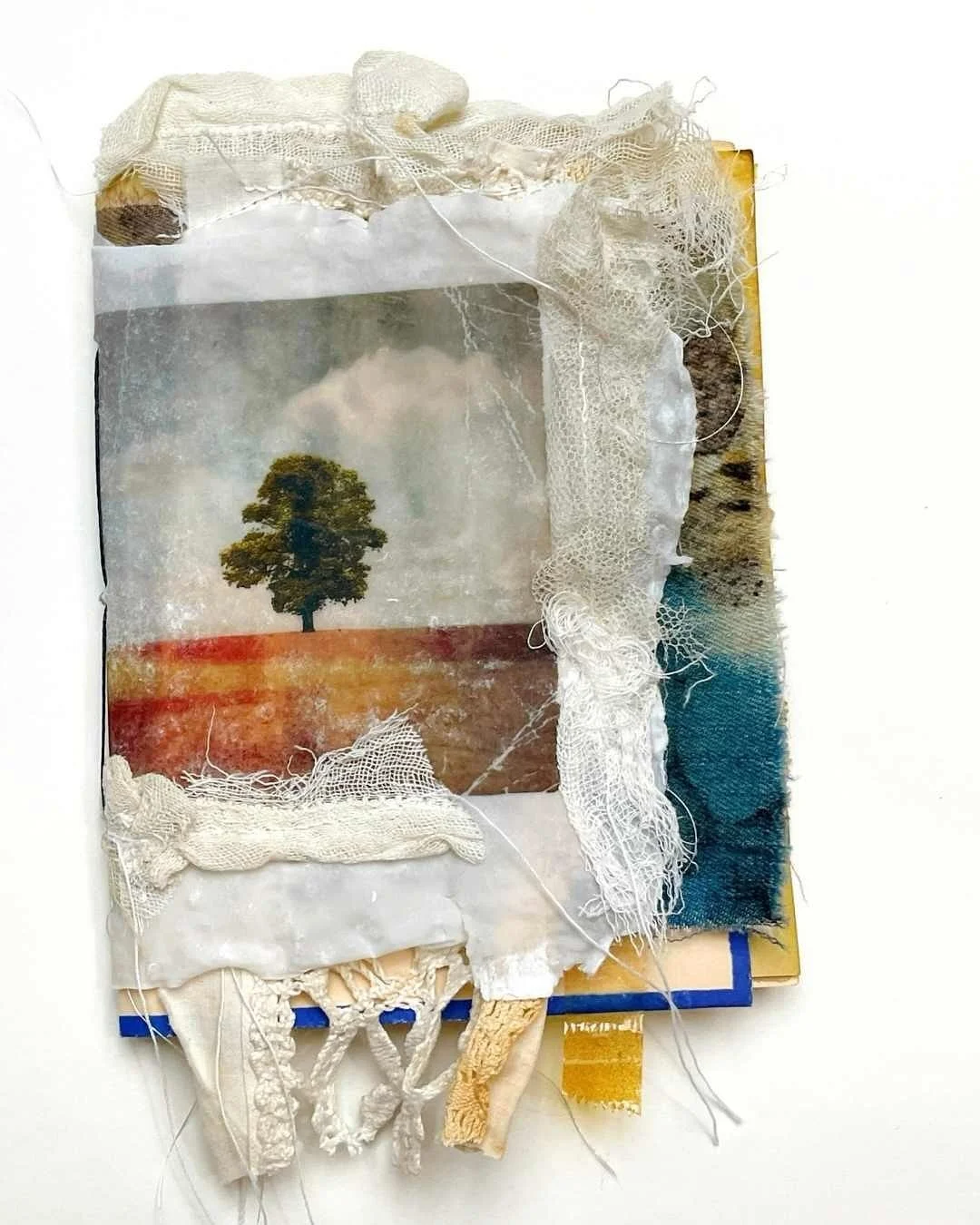 A little journal with a big story. 🌳✨ The cover is made from one of my favorite photo transfers&mdash;layered with lace, fabric scraps, and messy threads.
⠀⠀⠀⠀⠀⠀⠀⠀⠀
Created in @TheRobensNest August project. 😊