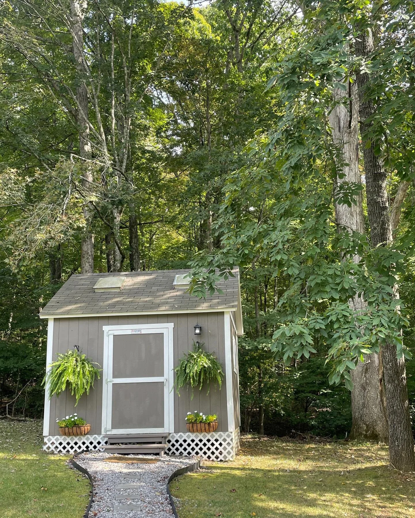 She Shed Love! 💗 I visited my sister this past weekend in Tennessee.  She has the cutest she shed all nestled in the trees. 🌲

@ronduu1