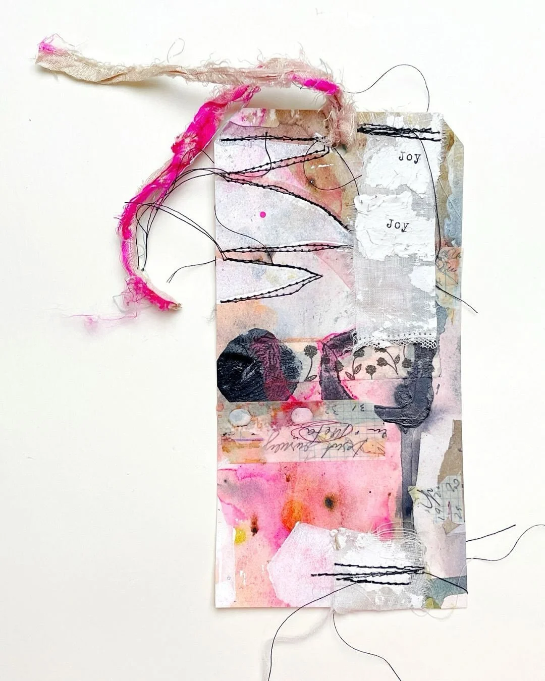 And here is another peek at my new ArtFoamies. Tag with stamps, ink, acrylic, ribbon, fabric and washi tape from @openjourney.
⠀⠀⠀⠀⠀⠀⠀⠀⠀
🔗 Just type &ldquo;FOAM&rdquo; in the comments and I will send you the link to check them out. 😊 
⠀⠀⠀⠀⠀⠀⠀⠀⠀
@ar