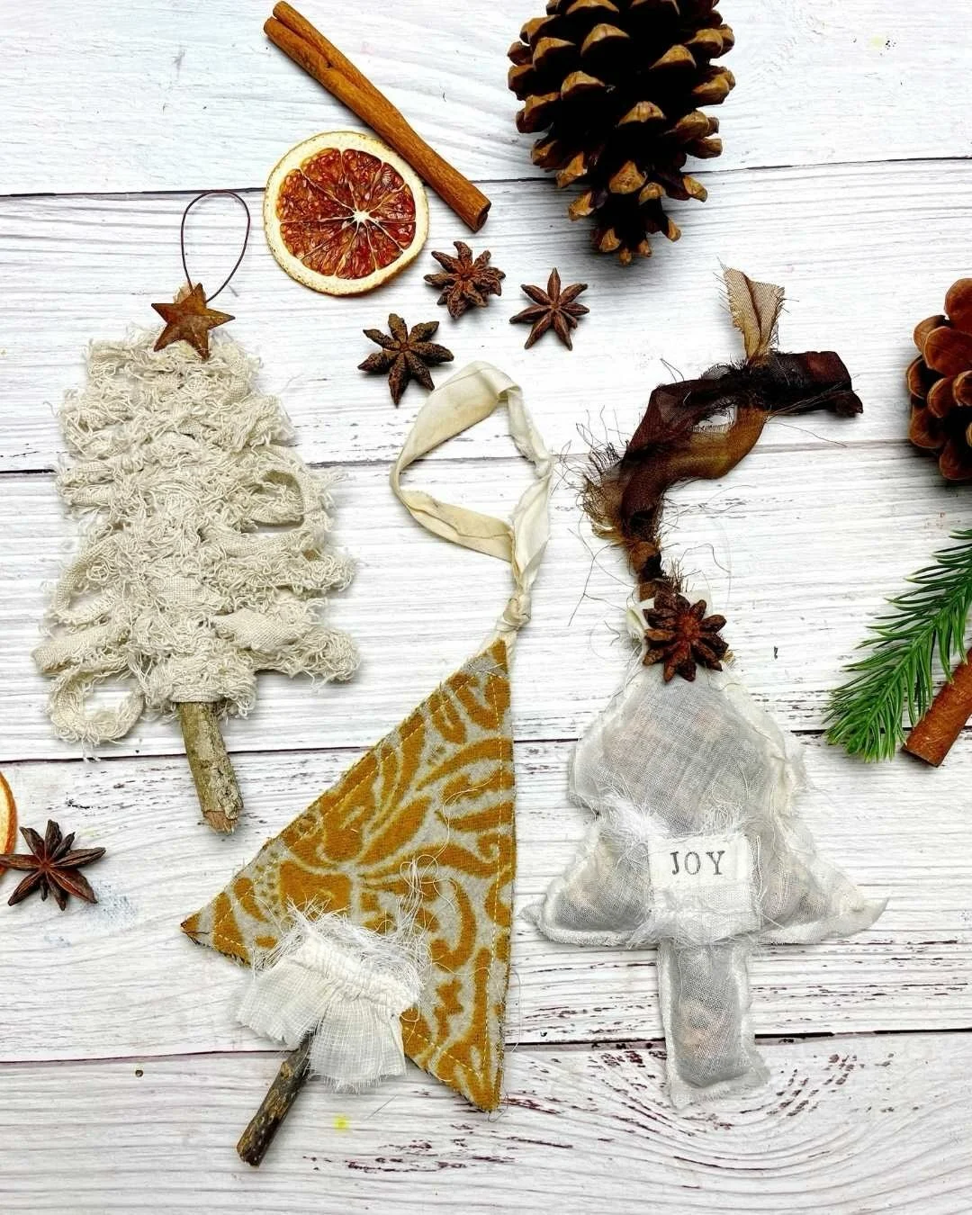 Here&rsquo;s what&rsquo;s cozyin&rsquo; up inside The Roben&rsquo;s Nest this December...and yes, it smells like cinnamon and creativity. 🎄
⠀⠀⠀⠀⠀⠀⠀⠀⠀
📌 December 1st: Tree Trinkets Course
We&rsquo;re making the sweetest stitched ornaments ~ think: t