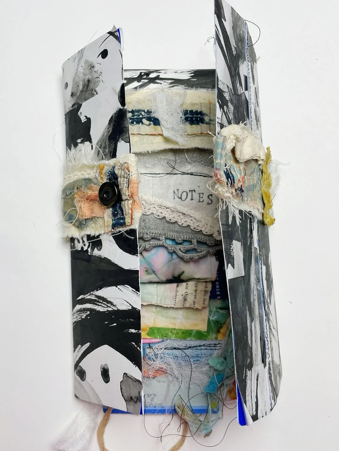 This February in The Roben&rsquo;s Nest, we&rsquo;re making The Flip Book&mdash;a handmade, fabric-and-paper book with layered, hinged pages you can flip through slowly and build intuitively. 
⠀⠀⠀⠀⠀⠀⠀⠀⠀
If you love texture, stitching, and playful boo