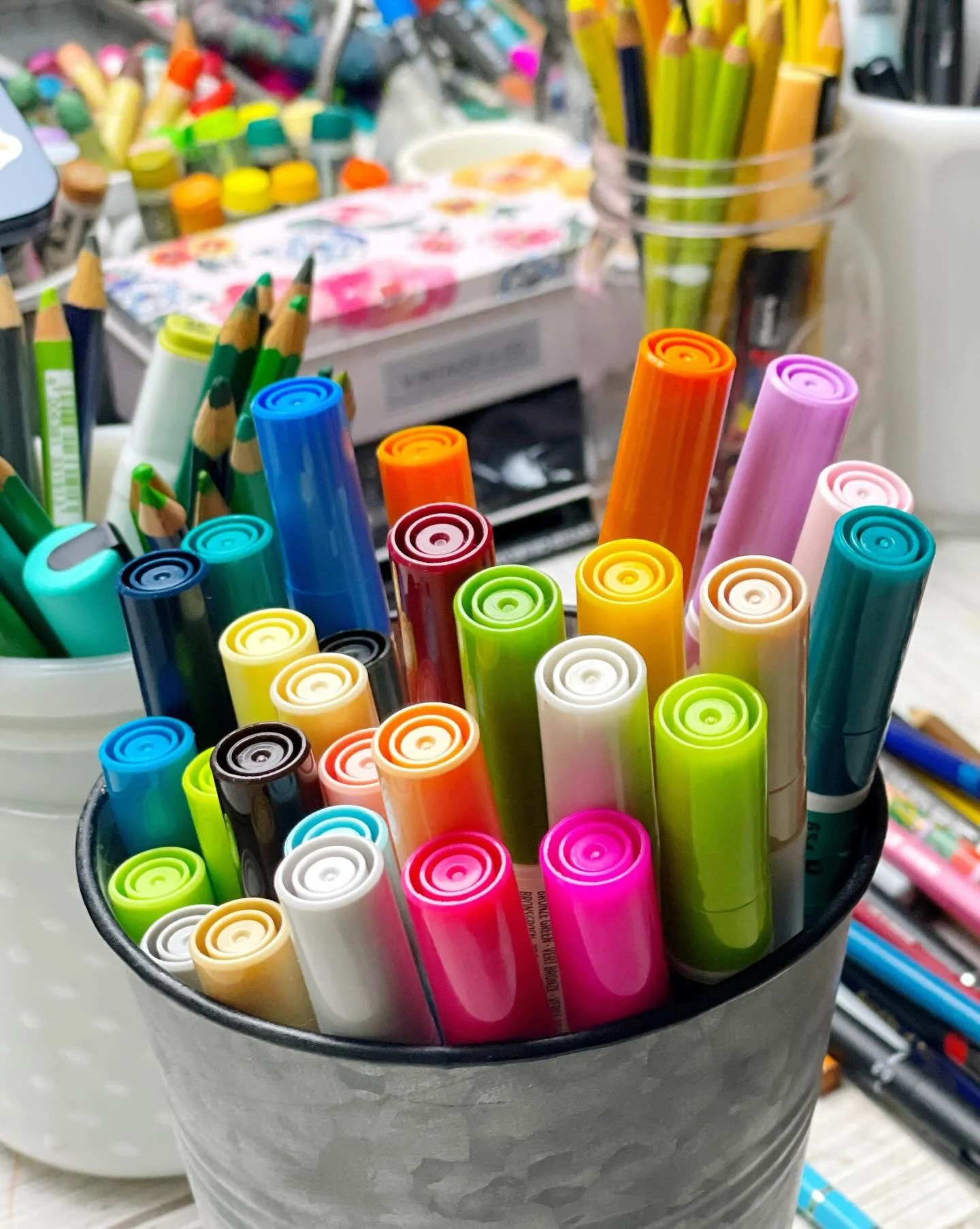 Crushing on my new Ecoline Brush Pens.  Thanks @shaymichellestudios for recommending these to me! 😊 ❤️

#artsupplies #ecolinebrushpen #arttools #markersnpens