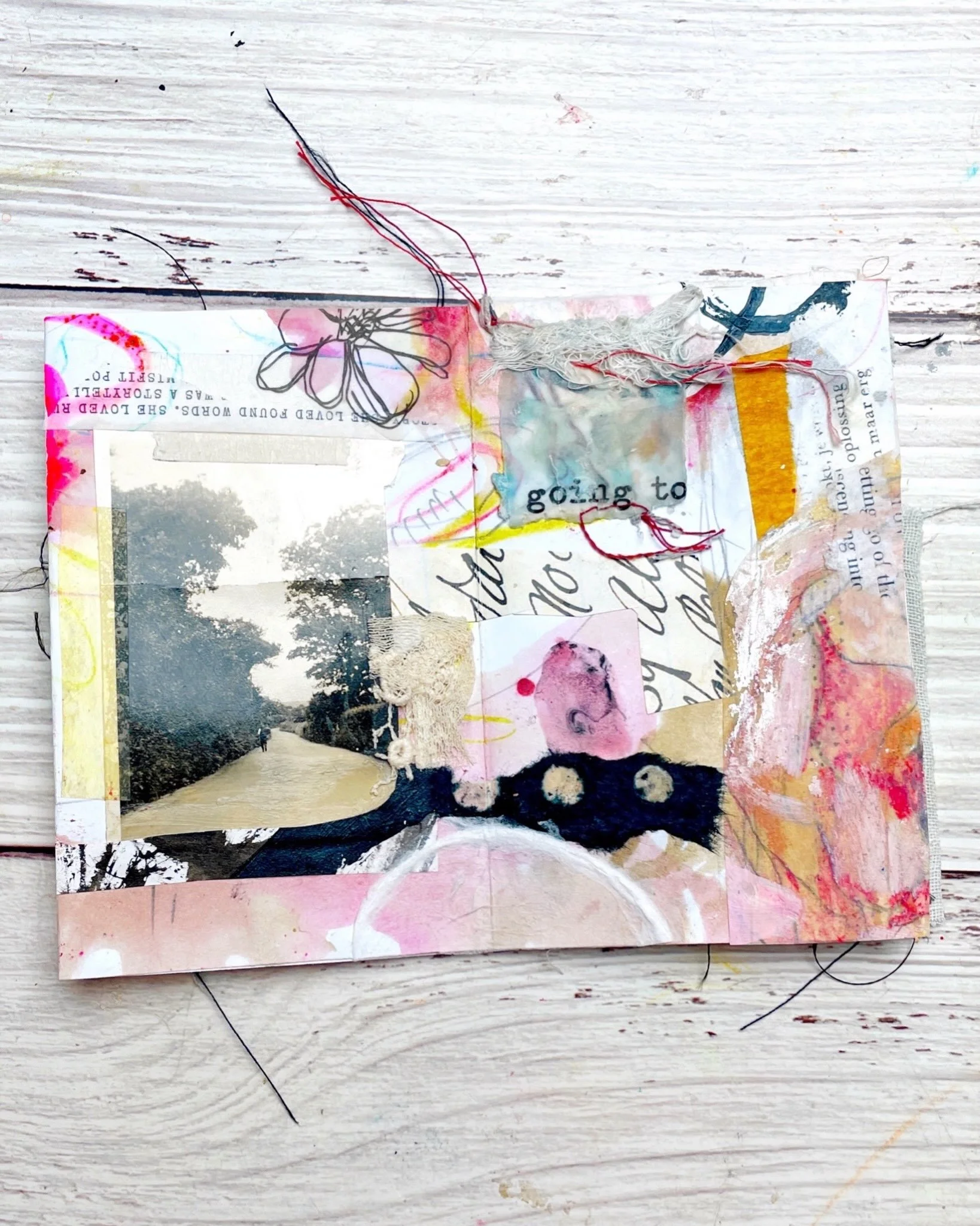 A little zine play + mixed media collage. ✂️🎨 

#zines #zinemaking #mixedmediart #zines Thanks Kristin Peterson for her Zine Madness online class.

*****

A peek inside one of my handmade art zines, combining mixed media collage, painted and found p