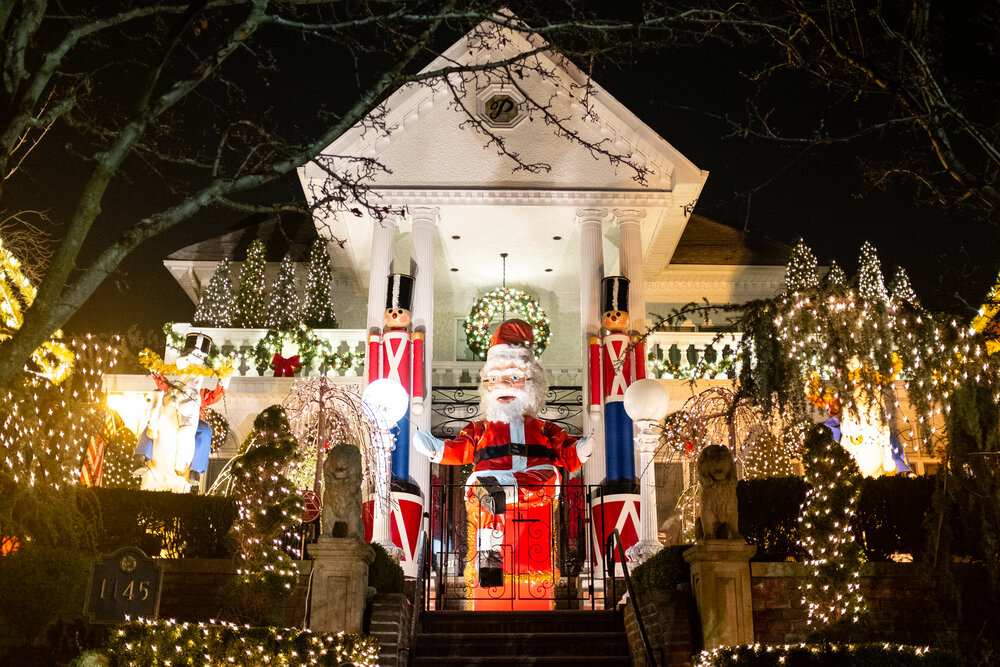  The Dyker Heights Christmas lgihts 