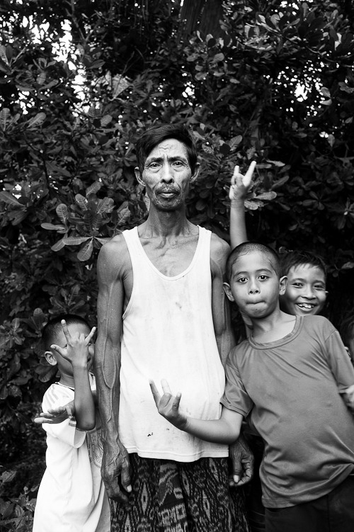  Bloke accosted by kids, Lombok 