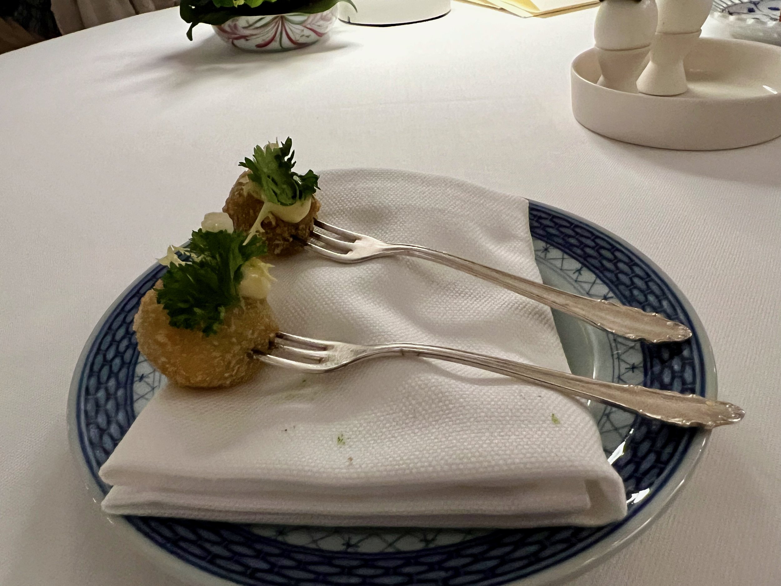 Crispy frog leg, parsley & garlic