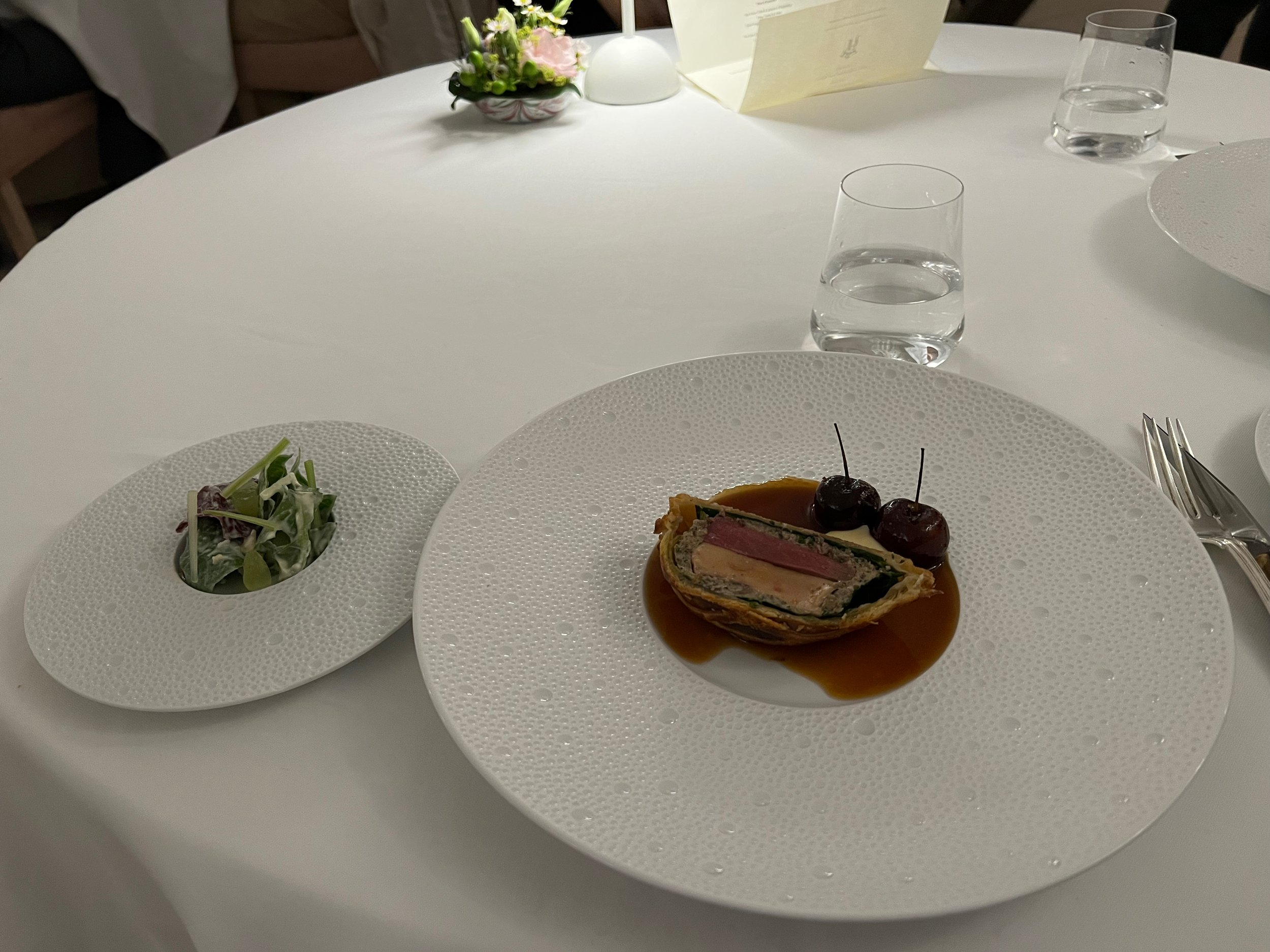 Pigeon en sarcophagi, cherry & sauce aromatique