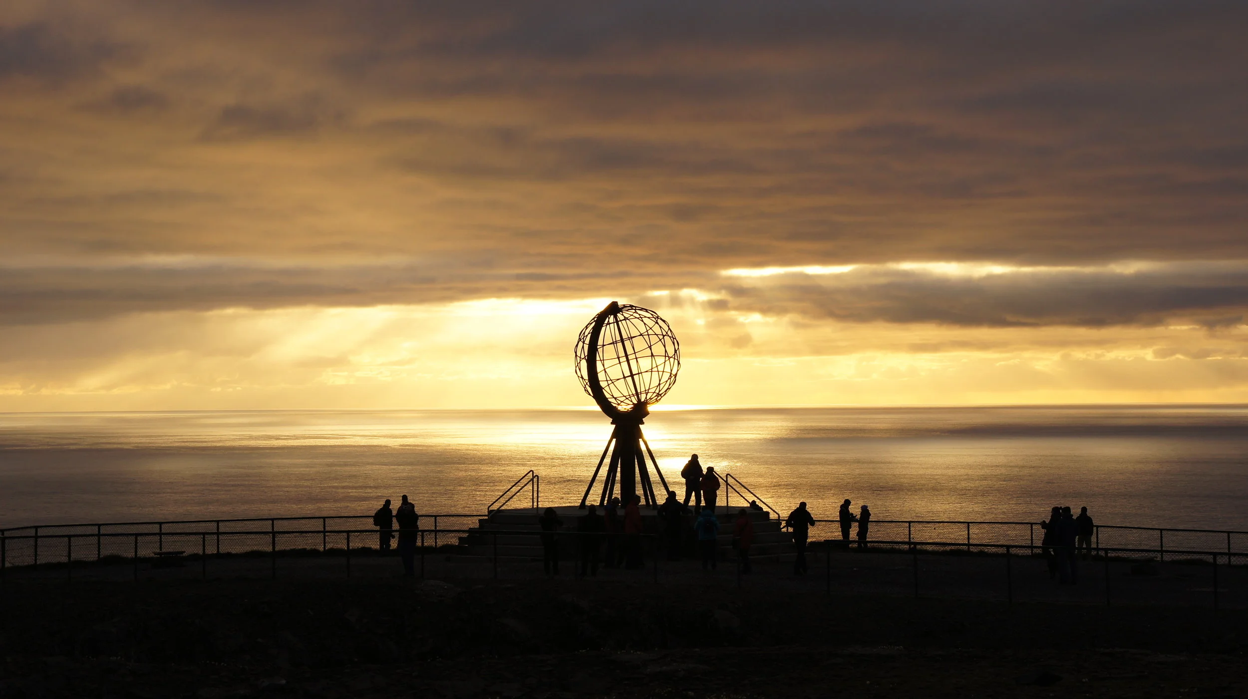 Midnattssola på Nordkapp er slikt ein må få med seg på turné.