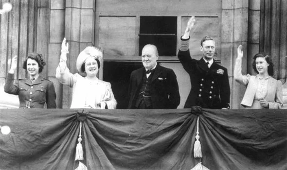 F.v: Dagens dronning Elisabeth, dronningmoren, Churchill, kong Georg VI og prinsesse Margaret