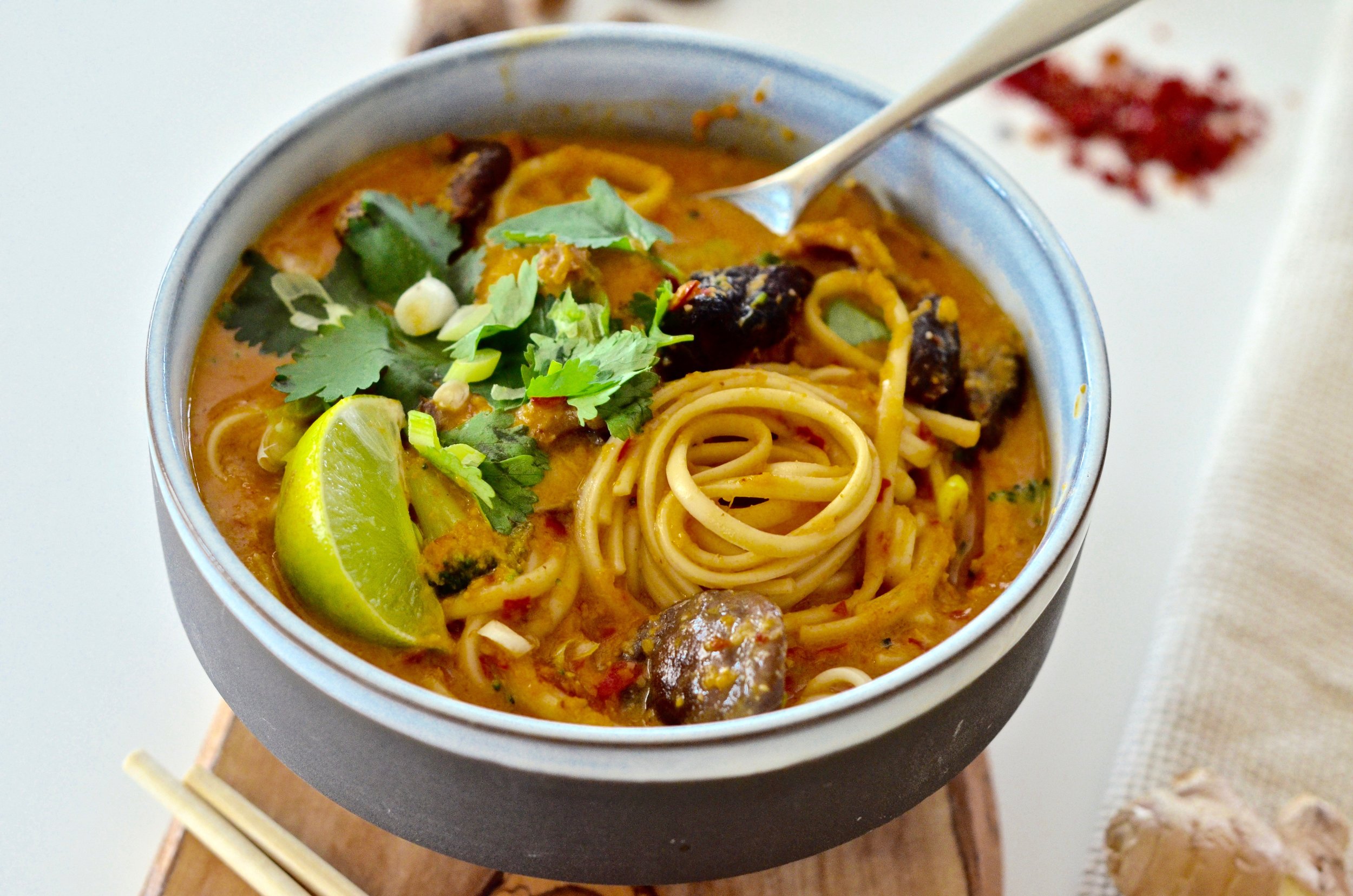 Recipe for Laksa Soup (vegan & gluten-free) | via @puremamas