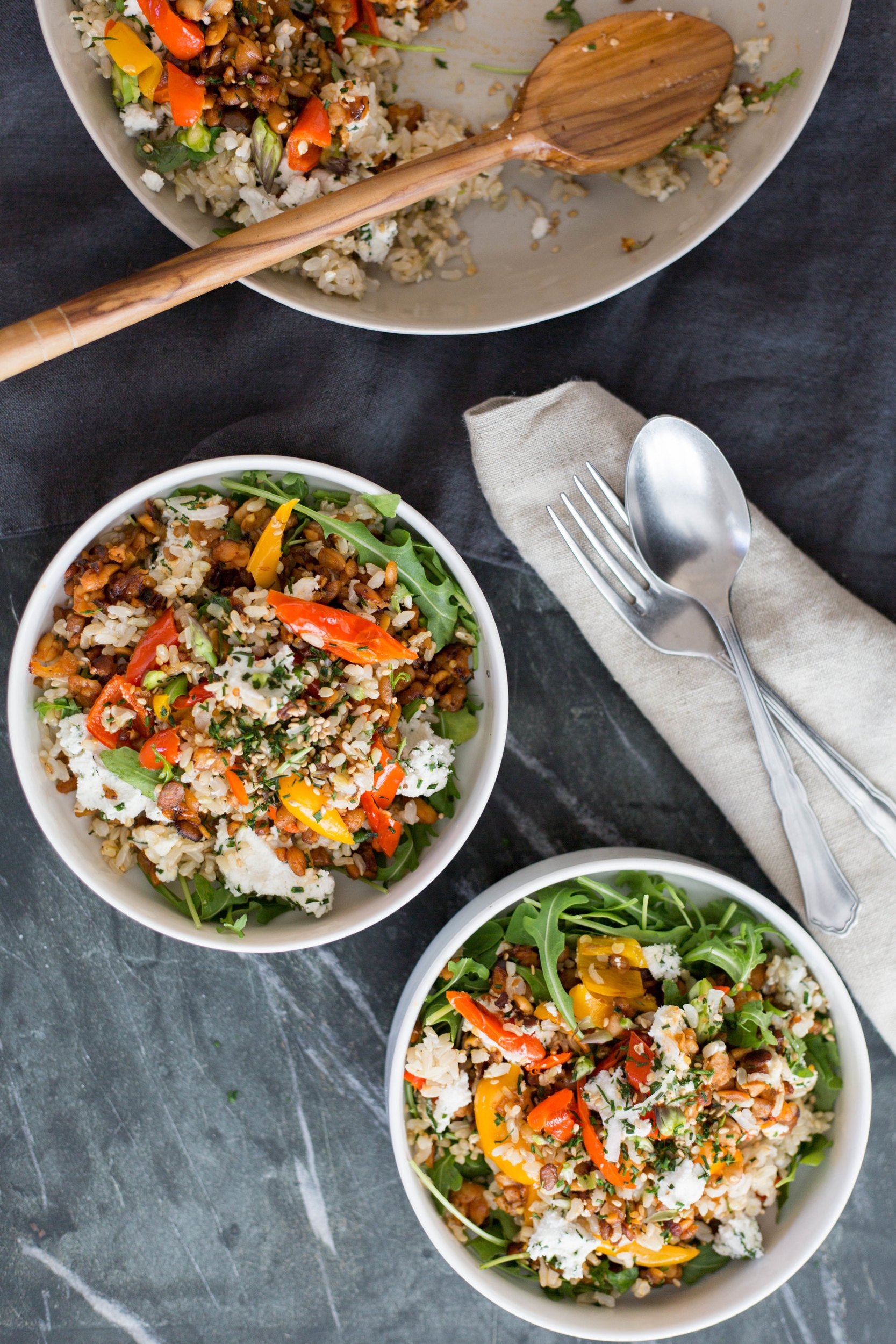 Recipe: Crumbled Tempeh Salad with arugula rice topped with herbed vegan ricotta cheese | #plantbased #glutenfree #puremamas | @JuliNovotny