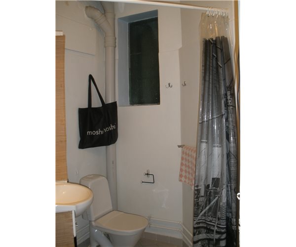  A curtain, for your privacy in case your partner needs to use the sink? 