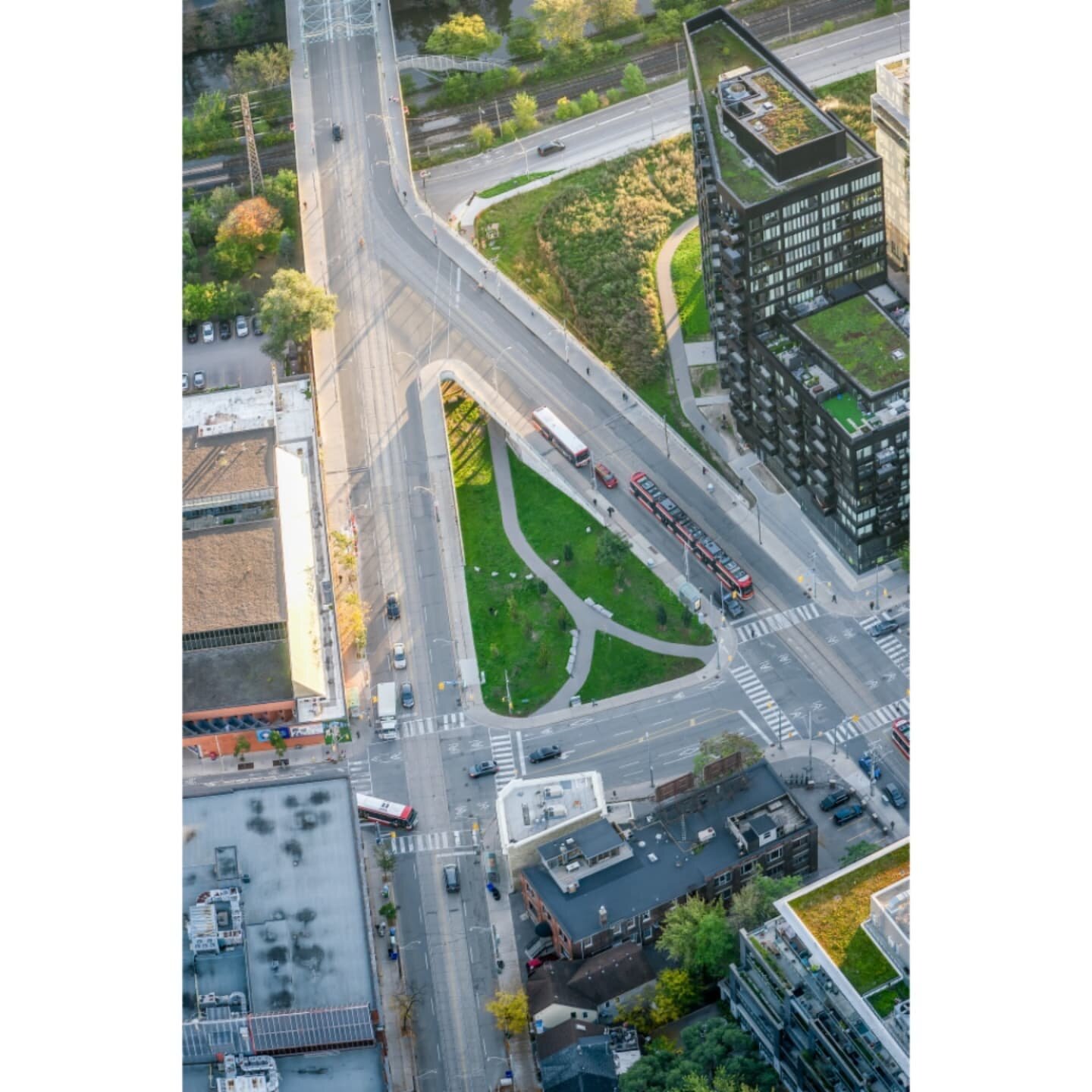 Landscape details from the air 🚁
.
Aerial photography for @waterfront.to with @carolina_soderholm and piloted by @heliofaview
.
#aerialphotography #torontolandscape #waterfronttoronto