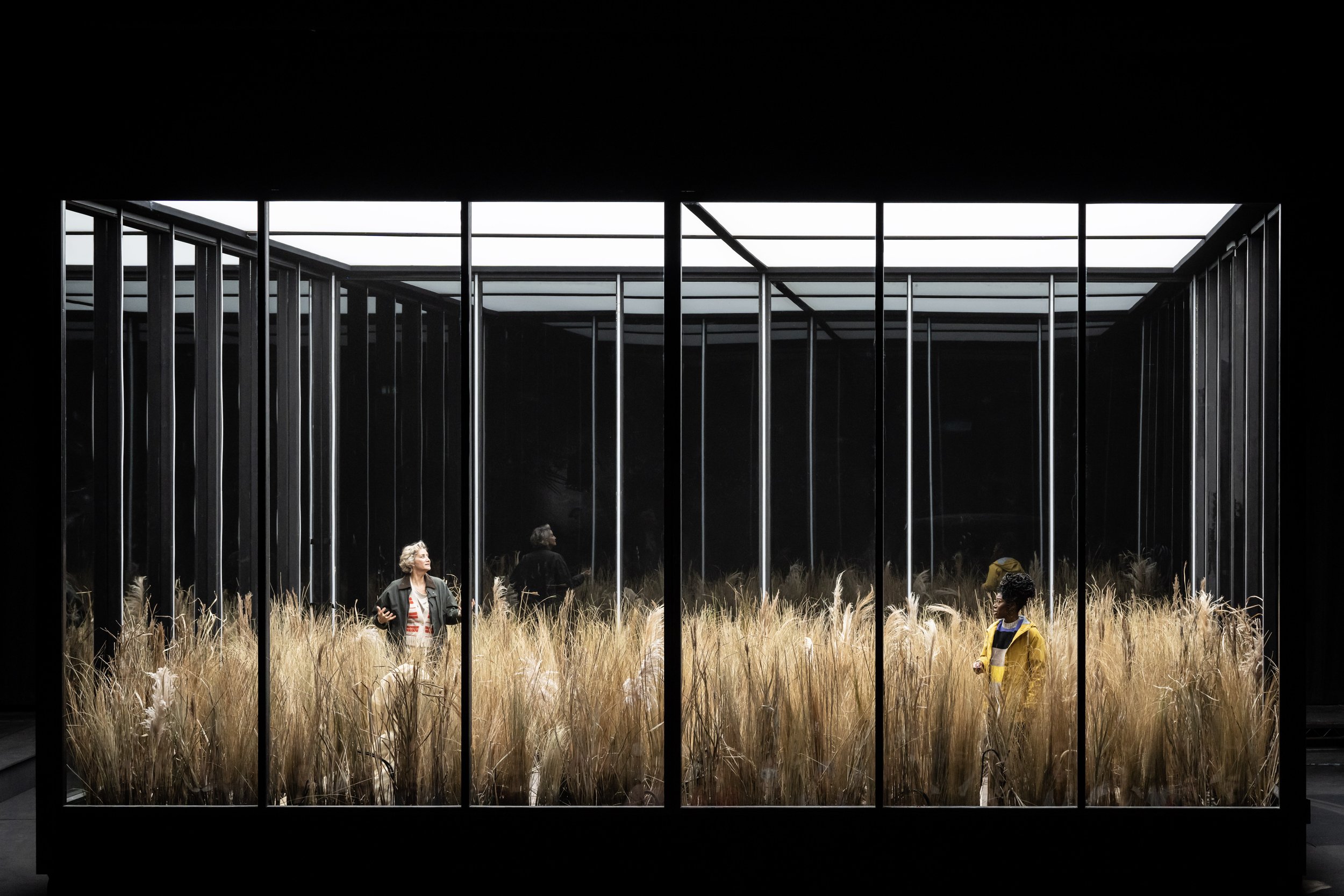 Phaedra / By Simon Stone The Lyttleton at the National Theatre, London February 2023 + Direction Simon Stone Lighting Design James Farncombe Sound Design Stefan Gregory Costume Mel Page PRODUCTION PHOTOS BY JOHAN PERSSON
