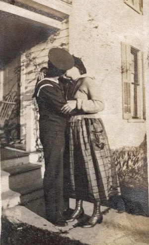 How many photos from 1918 show couple kissing?!