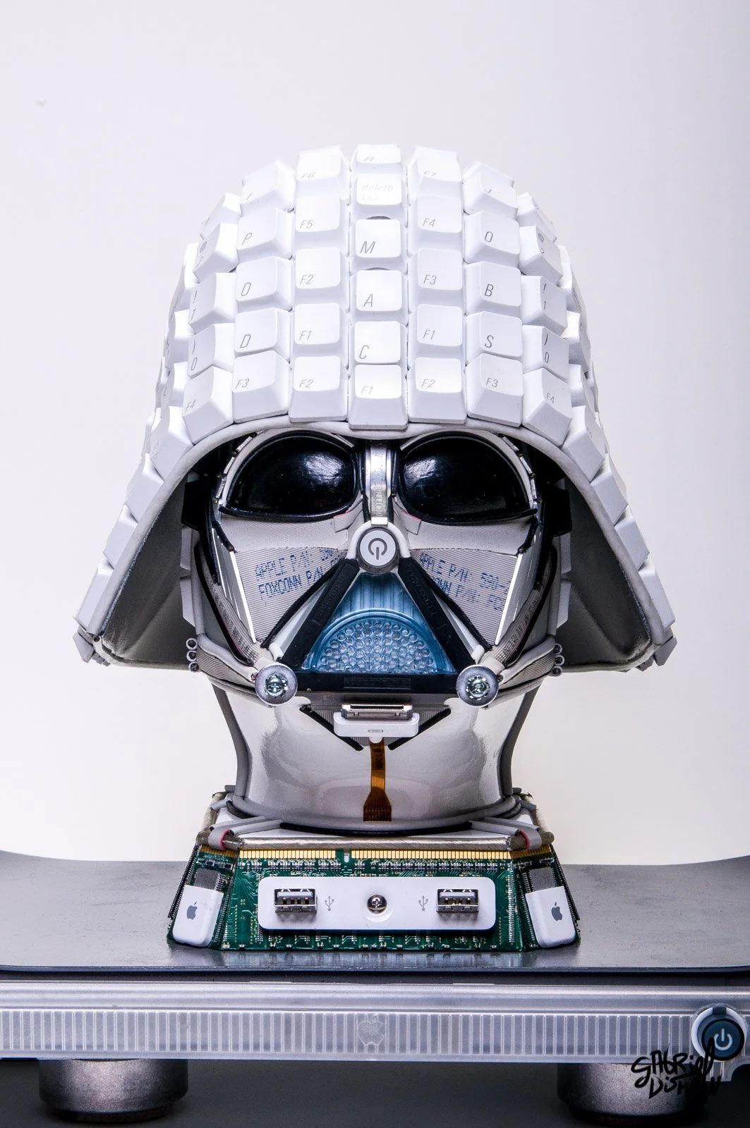 Gabriel-Dishaw-mac-vader-darth-vader-star-wars-macintosh-art-ewaste-upcycled-helmet-apple-computer-art-11.jpg