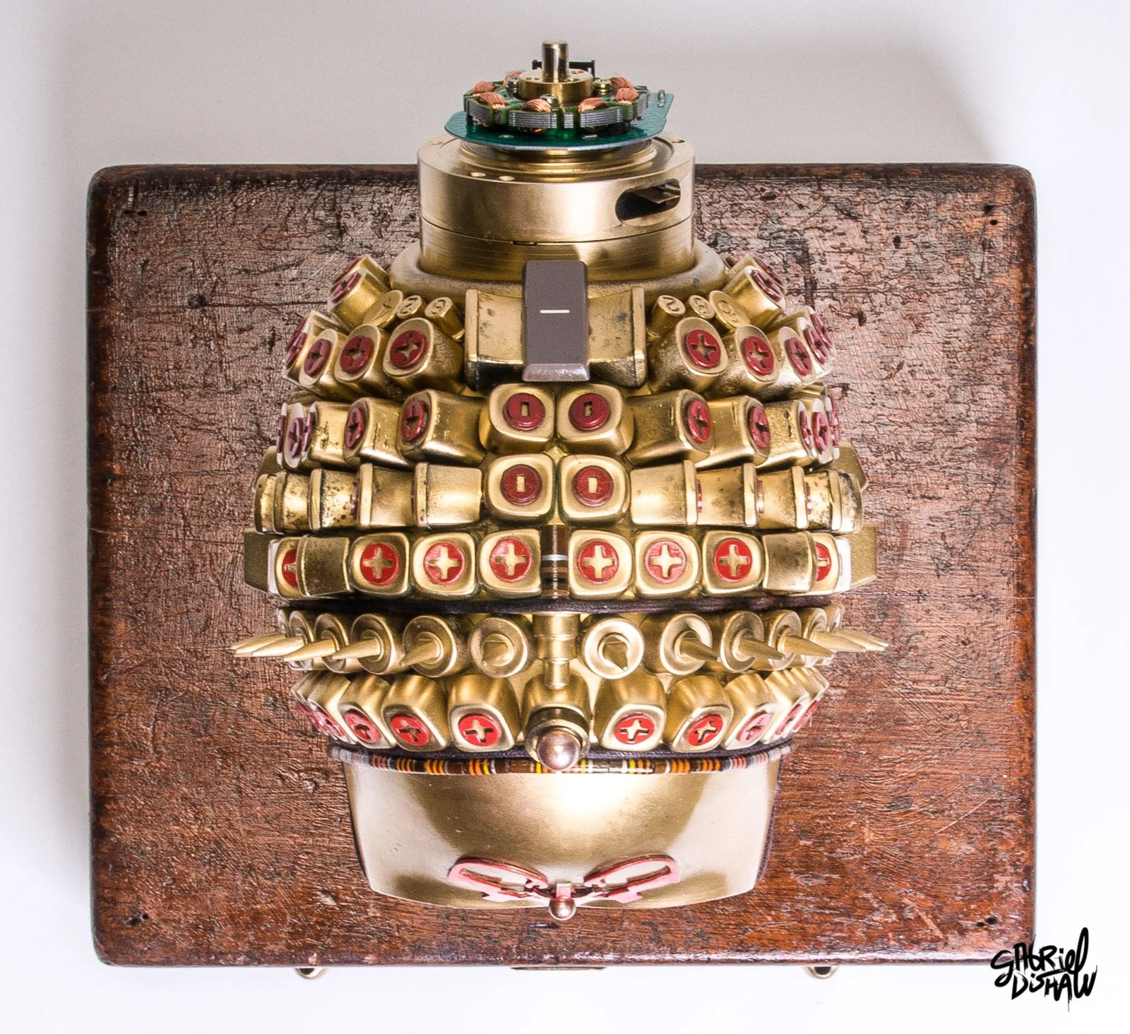 Gabriel-Dishaw-C3PO-lv-c3po-mashup-droids-star-wars-luxury-art-ewaste-upcycled-helmet-art-03.jpg