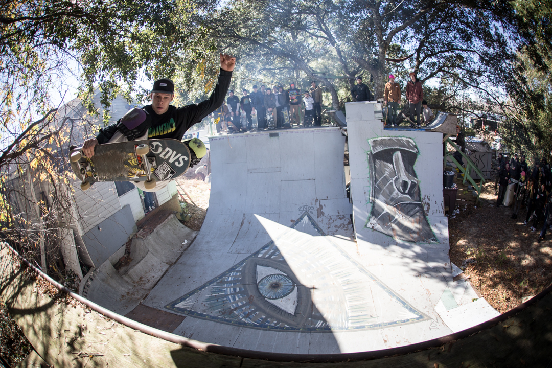 So to put an end in the December section, I drove down to Wilmington another time and played skateboards with my friends for Sunset Park of the Road. First stop : Talba's treehouse vert ramp. Eric McGuiness does a proper frontside air to heat things up.