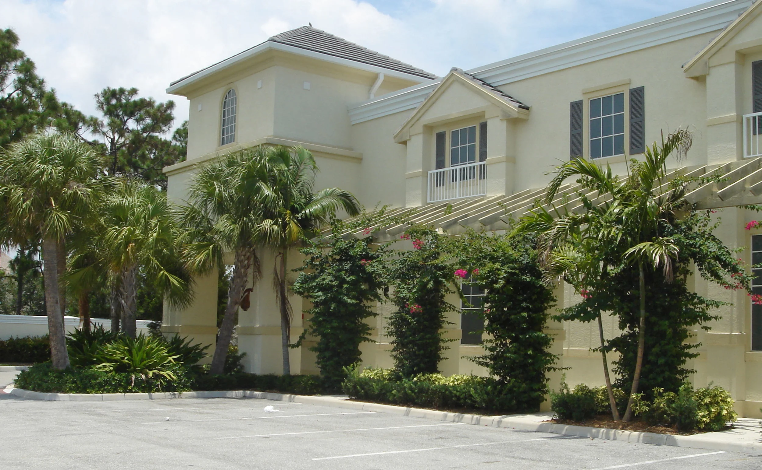 CVS Abacoa Landscaped Trellis on Building.jpg
