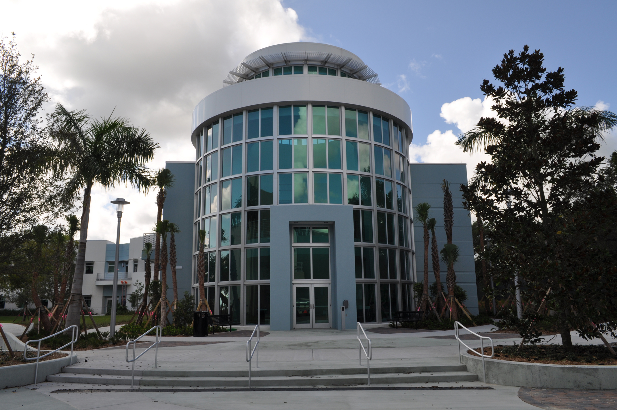 Harbor Branch Oceanographic Institute at FAU Research Laboratory II Main Entrance Green Building.JPG